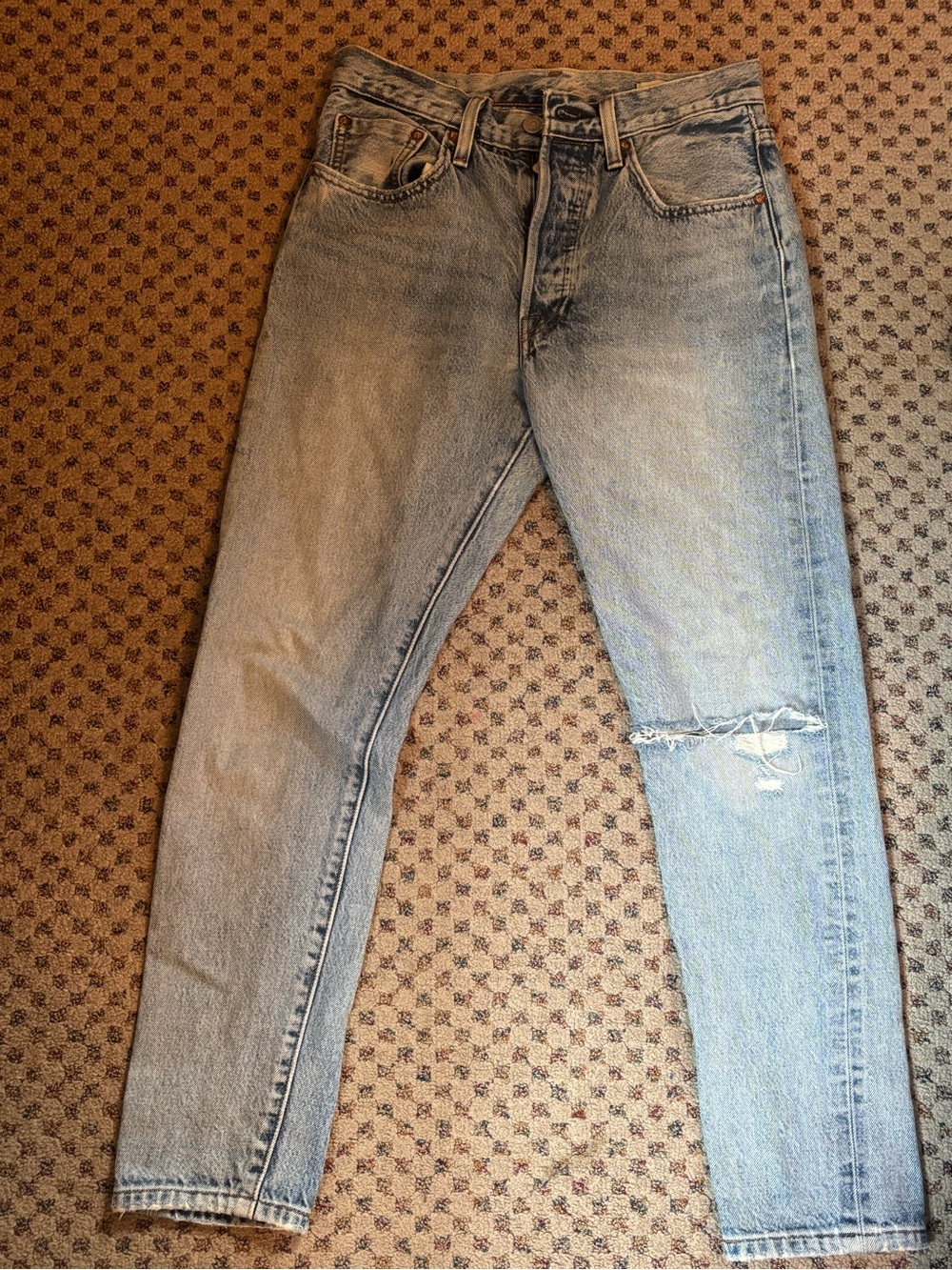 Women’s Light Wash Skinny Jeans with Knee Rip